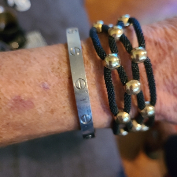 unbranded Jewelry - Black and gold bracelet costume
